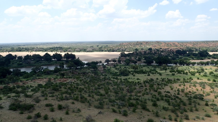 Confluence Limpopo River Mapungubwe National Park. We can see Botswana and Zimbabwe 